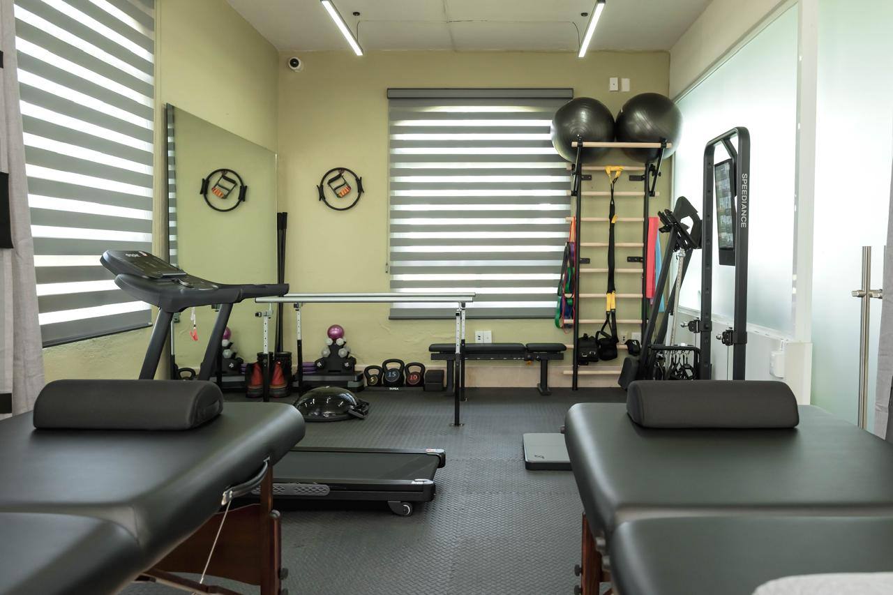 Interiorismo comercial de clínica de fisioterapia Fisioanatomy en Querétaro: espacios funcionales con acabados que transmiten calma — AVives Arquitectos