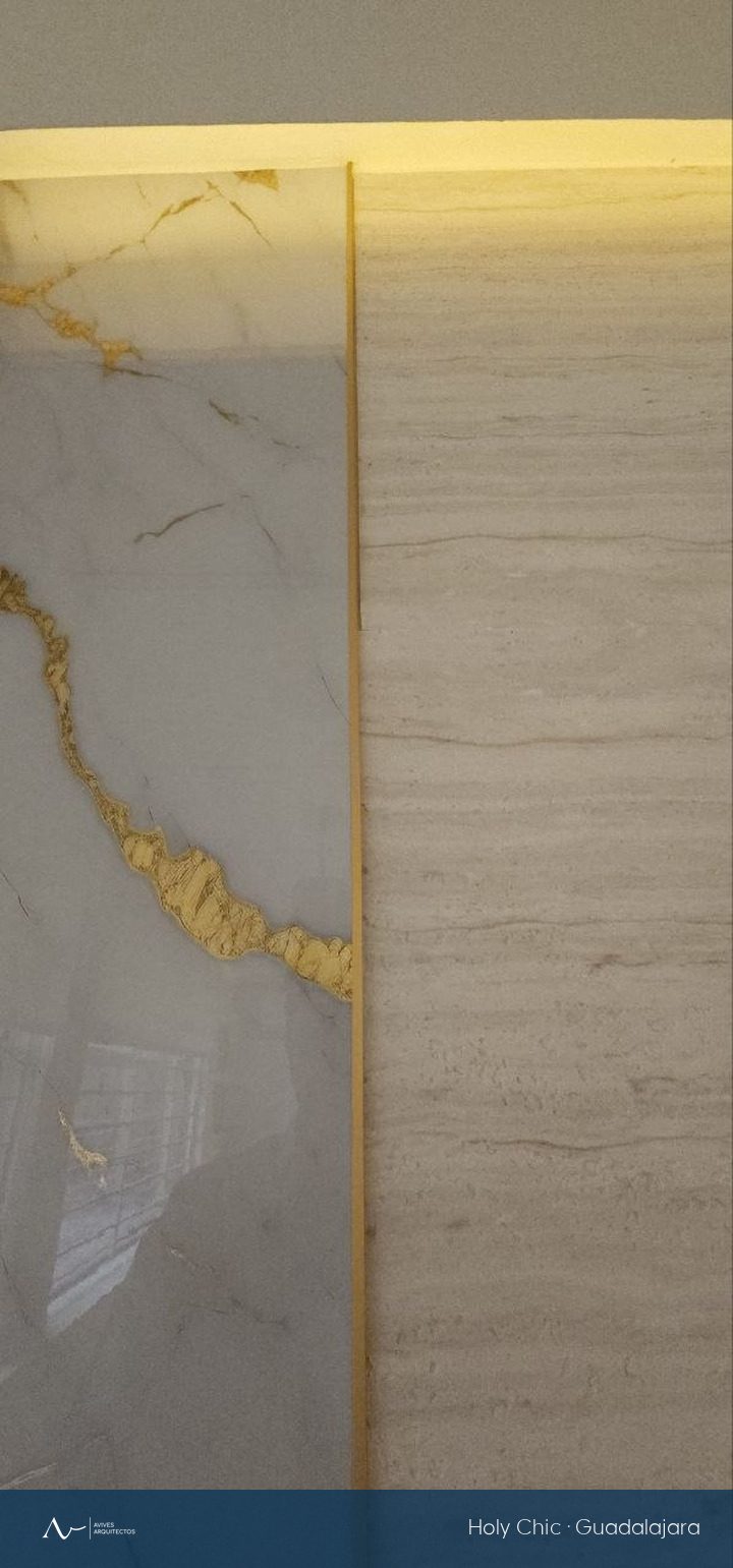Detalle del encuentro entre mármol y travertino con perfil de latón