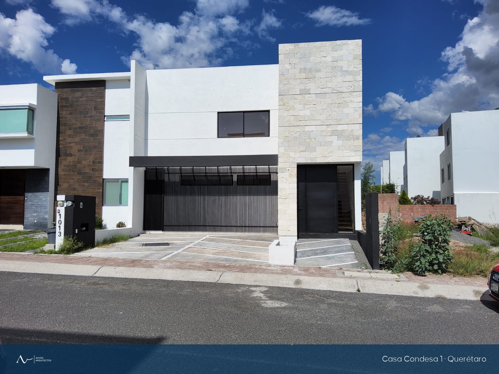 Fachada terminada de la Casa Condesa 1 en Juriquilla, Querétaro