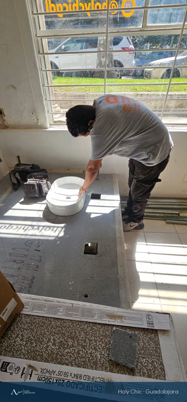 Colocación del lavabo de la estación de pedicura durante la obra