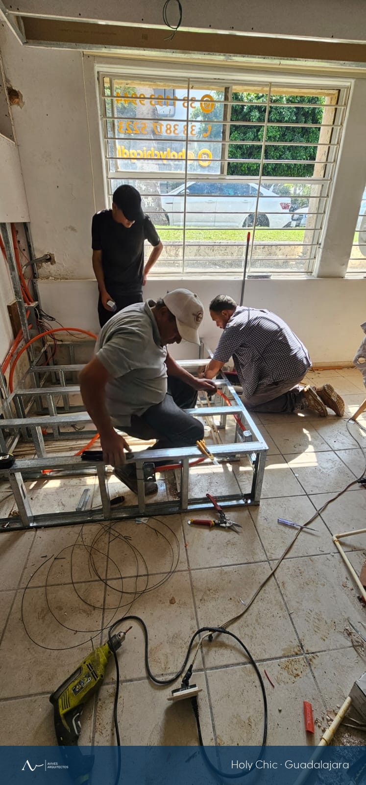 Equipo de obra montando la estructura metálica de la barra de manicura