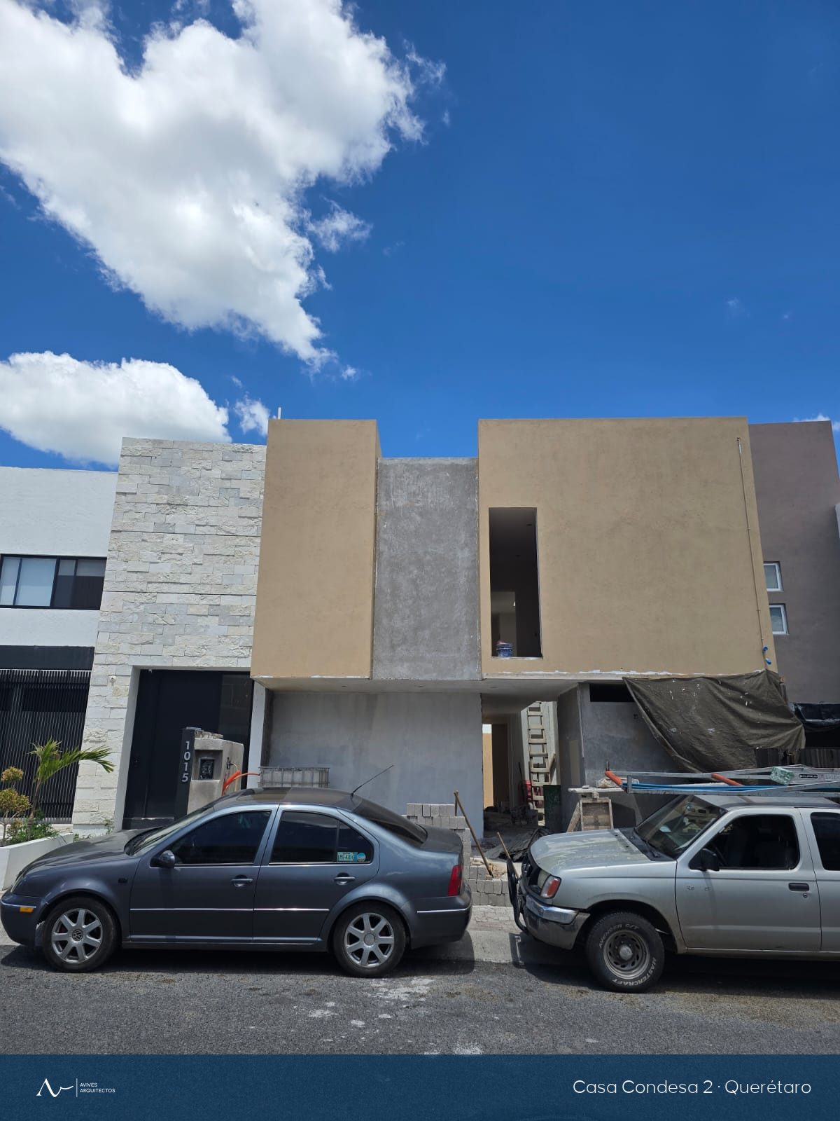 Fachada de la casa aplanada, antes del acabado final