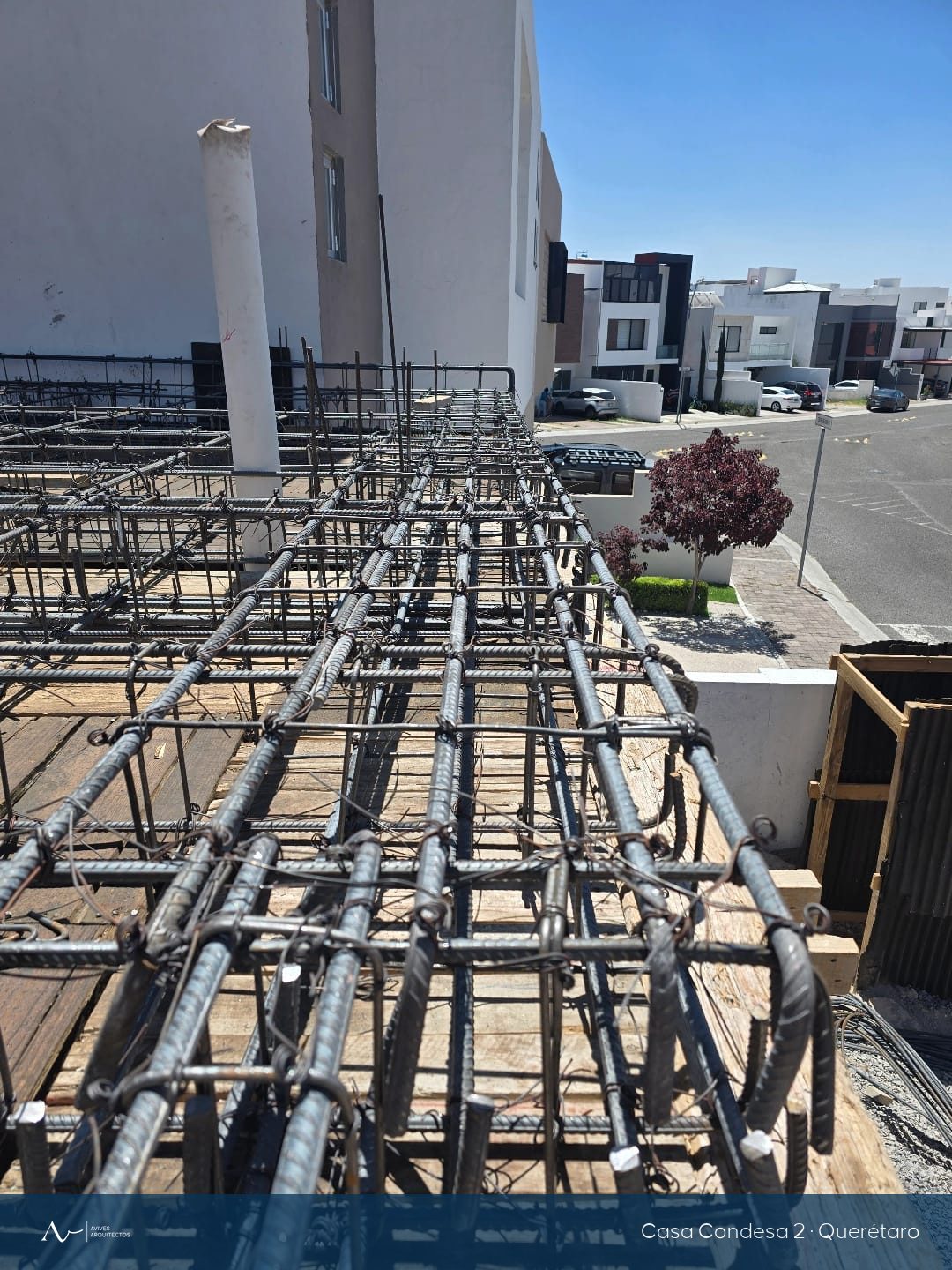 Instalaciones eléctricas e hidráulicas coordinadas dentro del armado de la losa
