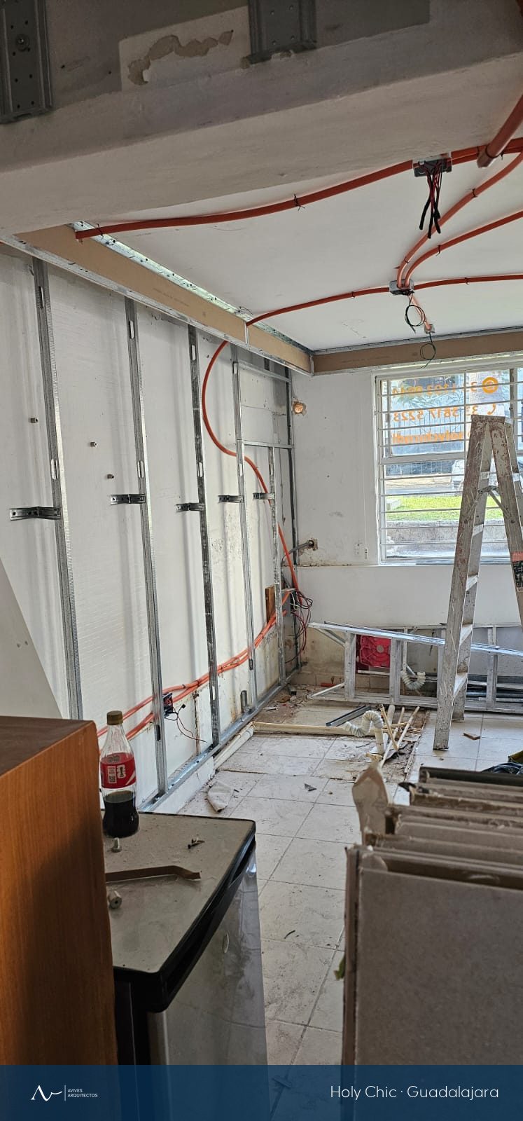Local vaciado durante la remodelación, con las instalaciones a la vista