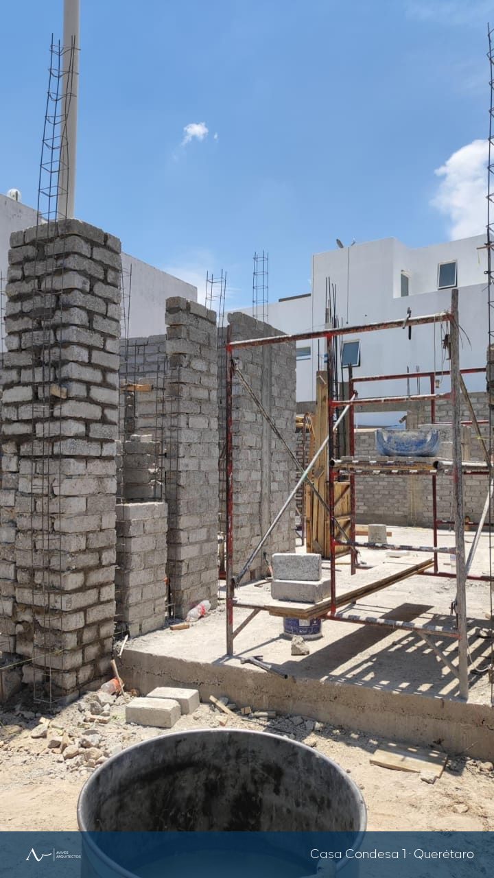 Muros de block y castillos armados durante la construcción de la casa