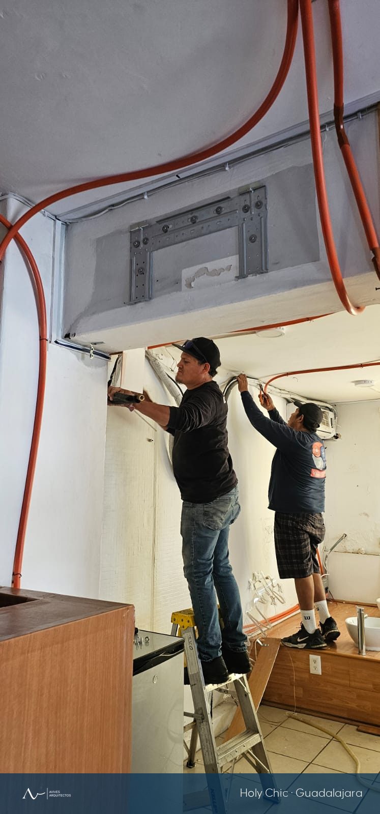 Instalación del clima dentro del nicho preparado en el muro