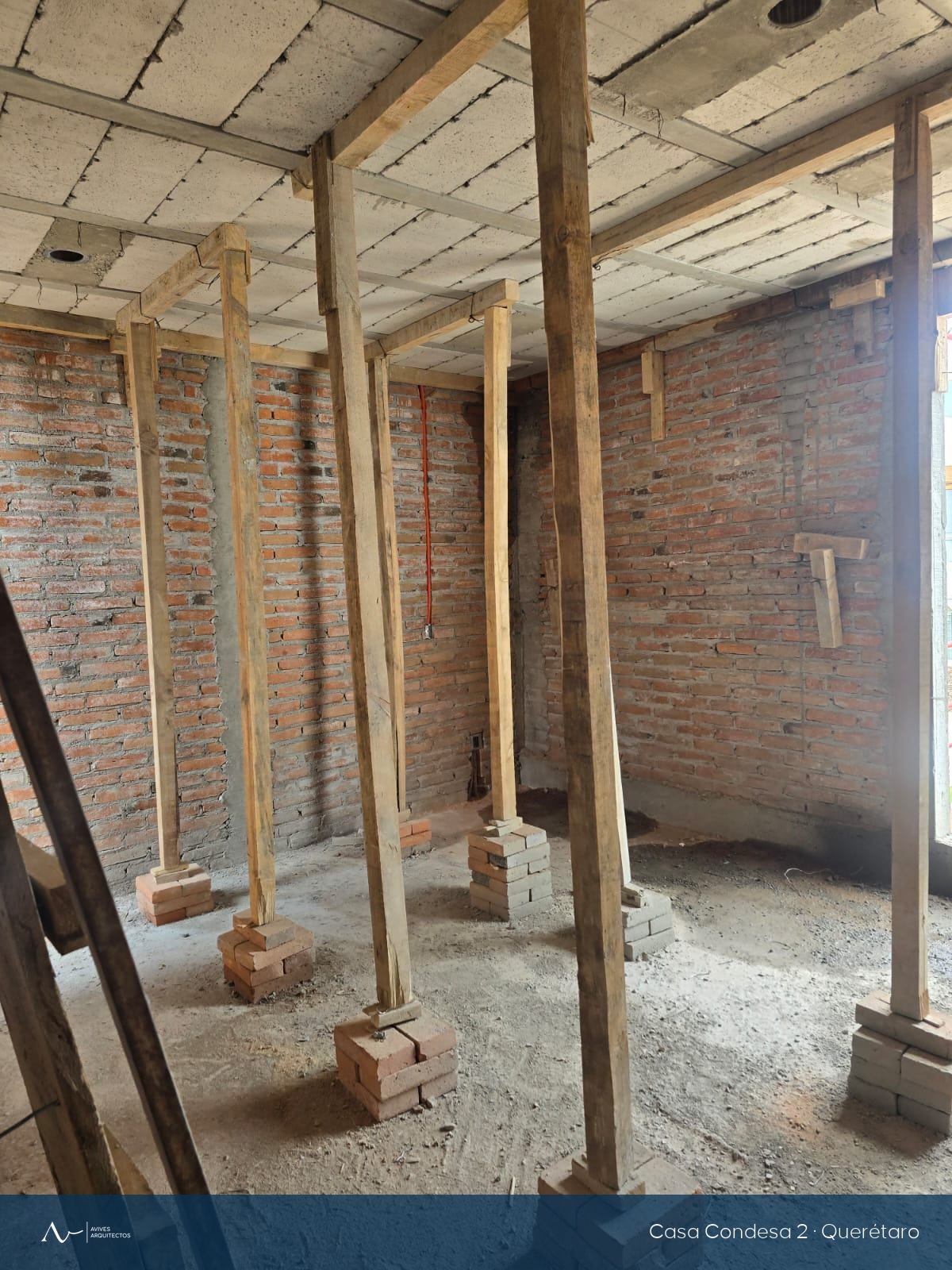 Puntales de madera sosteniendo la losa mientras fragua el concreto