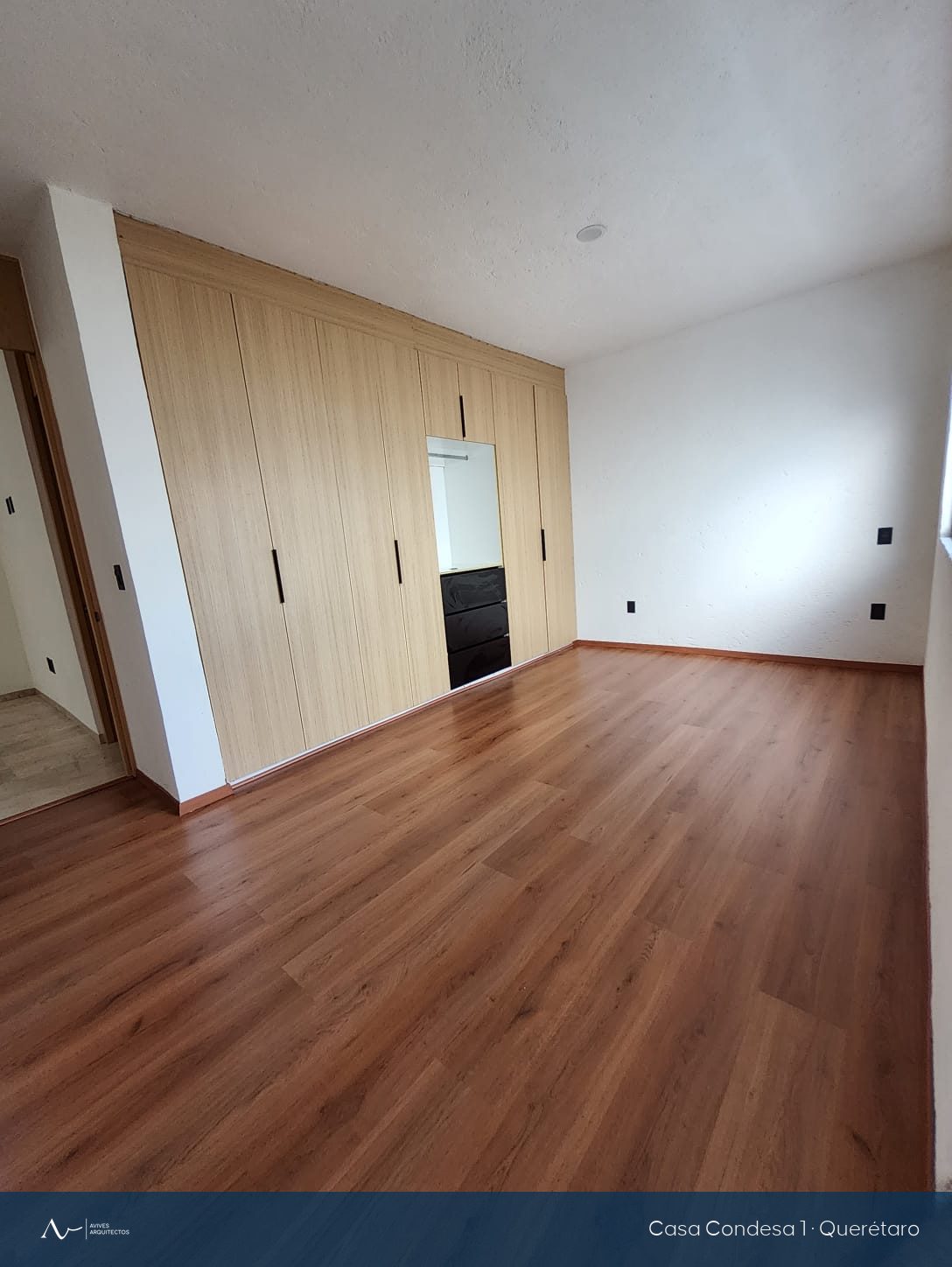 Recámara con clóset de madera y piso laminado, el día de la entrega
