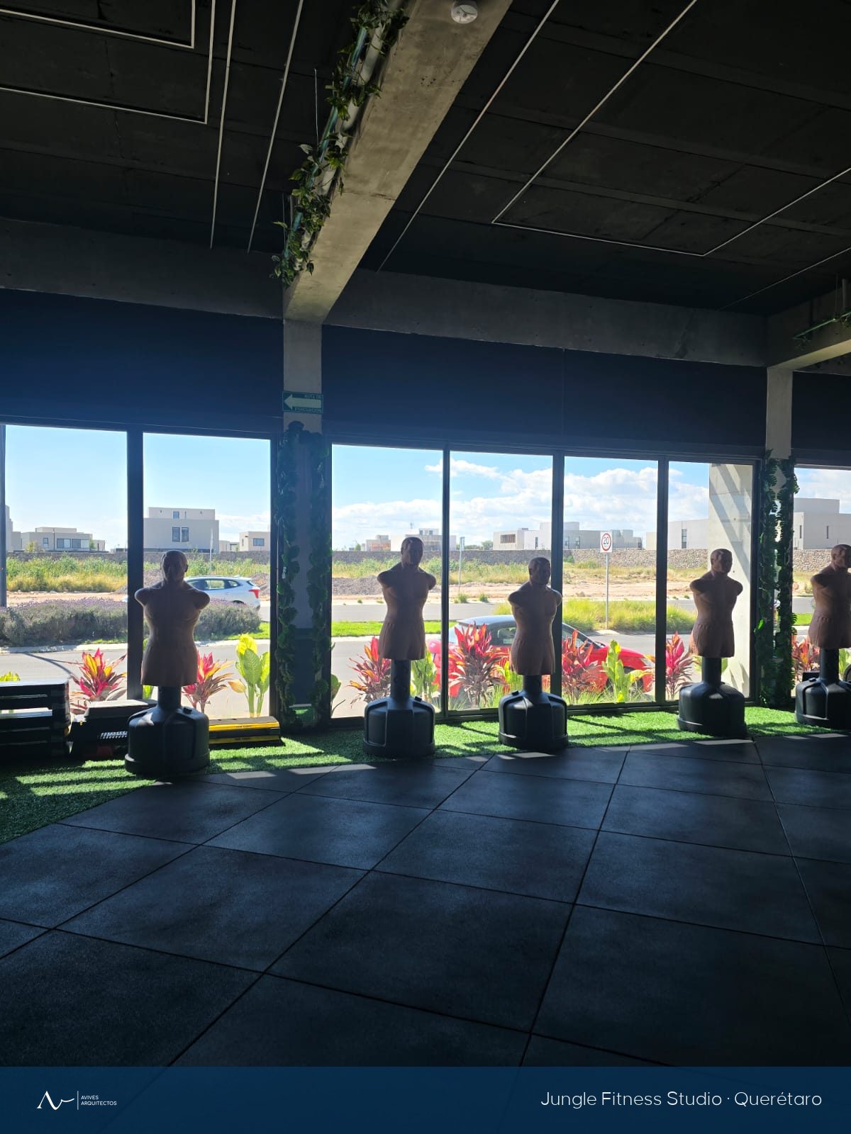 Sala de entrenamiento abierta al ventanal continuo que da a la calle