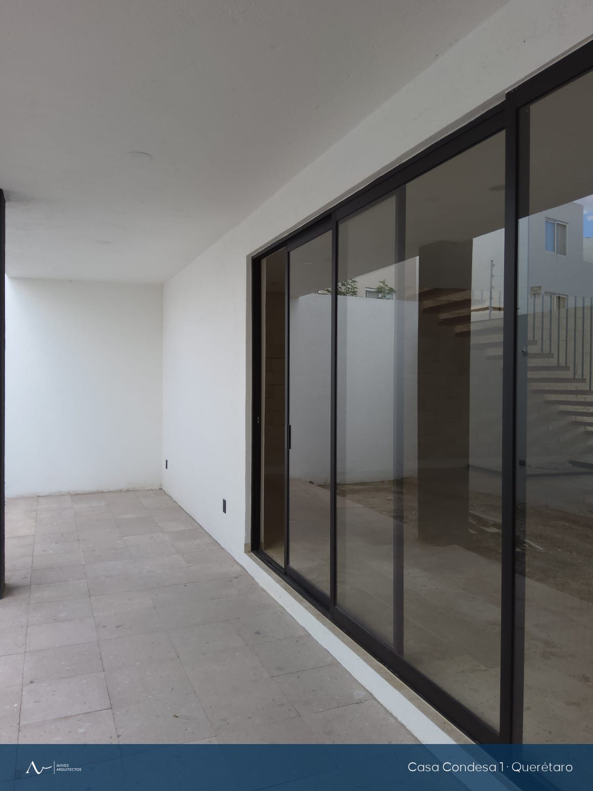 Ventanal corredizo que abre la planta baja al patio trasero